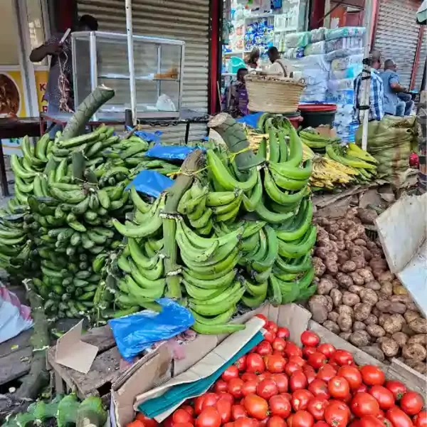 Svaigi dārzeņi un banāni vietējā tirgū Daresalāmā