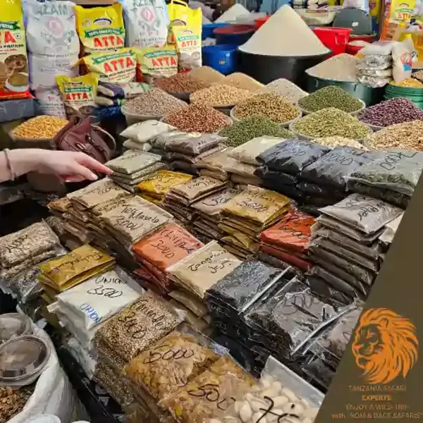 Garšvielu tirgus Daresalāmā ar dažādām vietējām garšvielām un produktiem