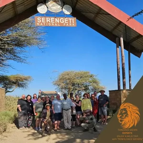 Tanzānijas Safari Eksperti ar tūristu grupu pie Serengeti vārtiem