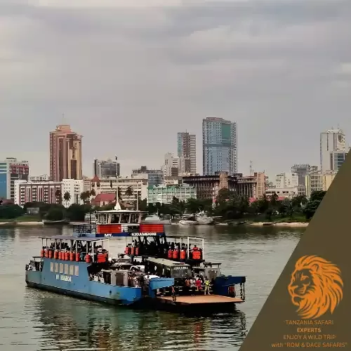 Daresalāmas prāmja pārceltuve ar pilsētas panorāmu fonā