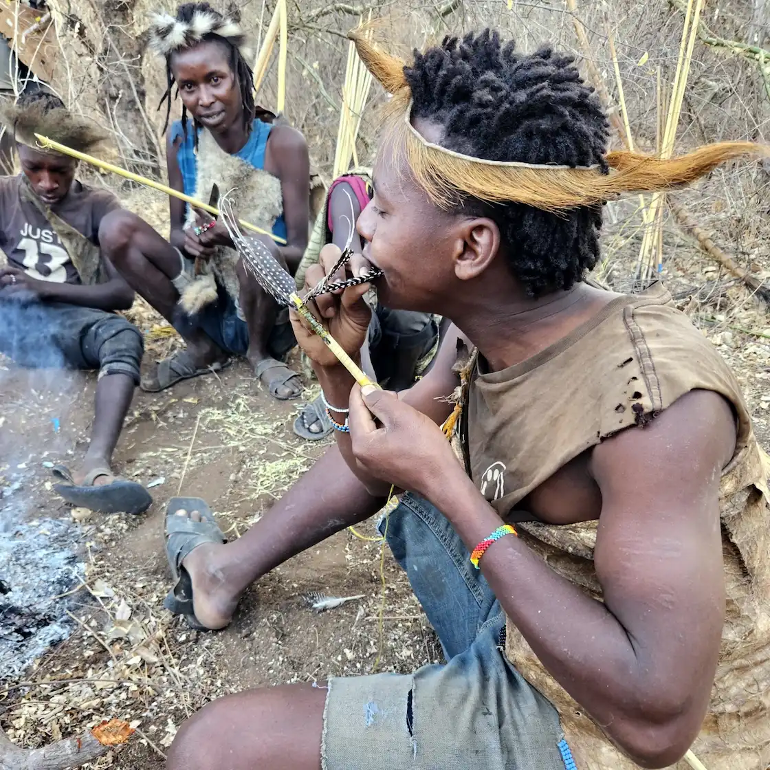 Hadzabe vīrietis gatavo bultu Tanzānijā
